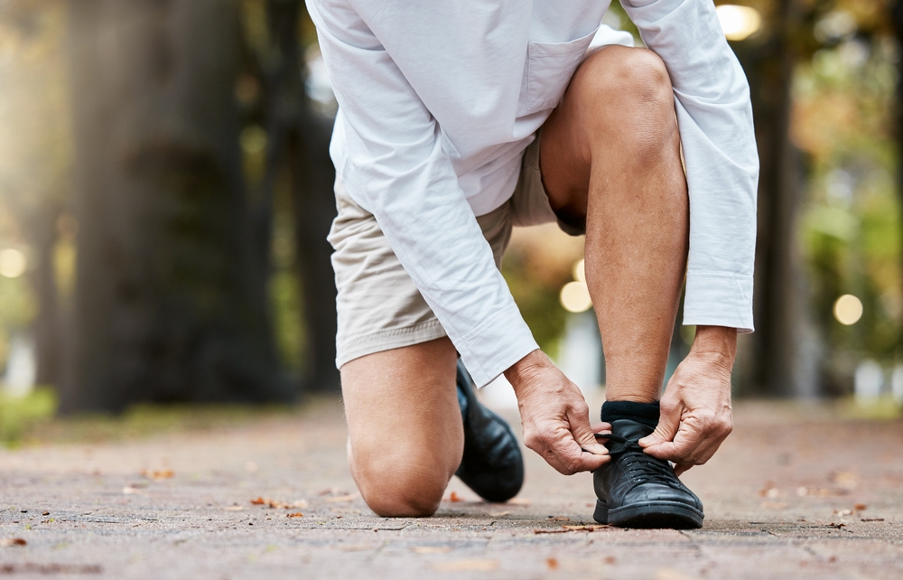 Man tying shoelaces on runningshoes