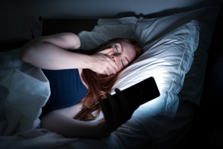Experts point to an overlooked effect of early morning screen time