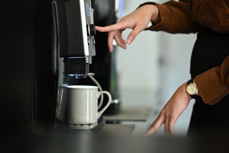 Coffee and tea affect the brain differently, study finds