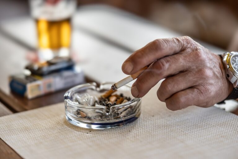Smoking affects eye cells and may accelerate vision loss