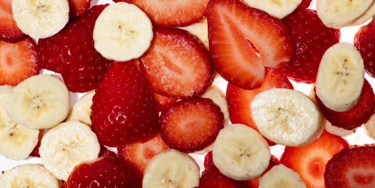 Dietitians compare strawberries and bananas: Which is the healthier choice?