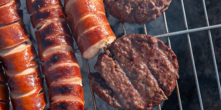 Should you choose sausages or hamburgers for the grill? Dietitians have the answer